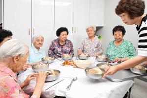 초복맞이 삼계탕 및 수박 제공(유천1경로당):2번째 이미지