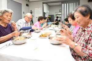 초복맞이 삼계탕 및 수박 제공(유천1경로당):3번째 이미지