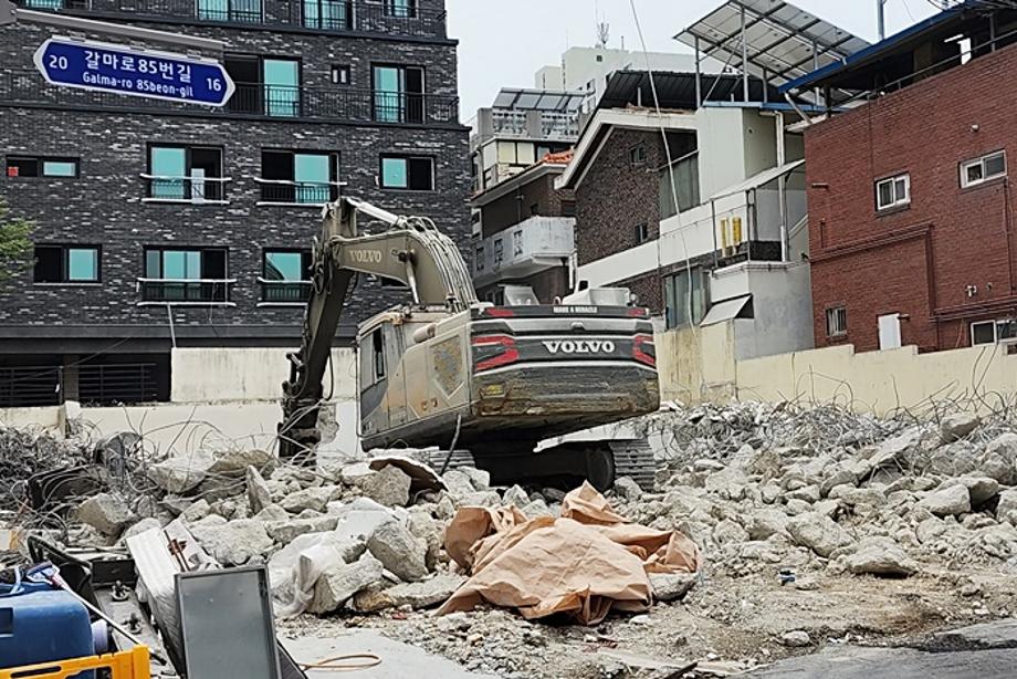 잘 허물어 새 집 짓기 - 도심 주택가 대형 굴삭기로 막바지 건축물 해체 공사 - 이미지