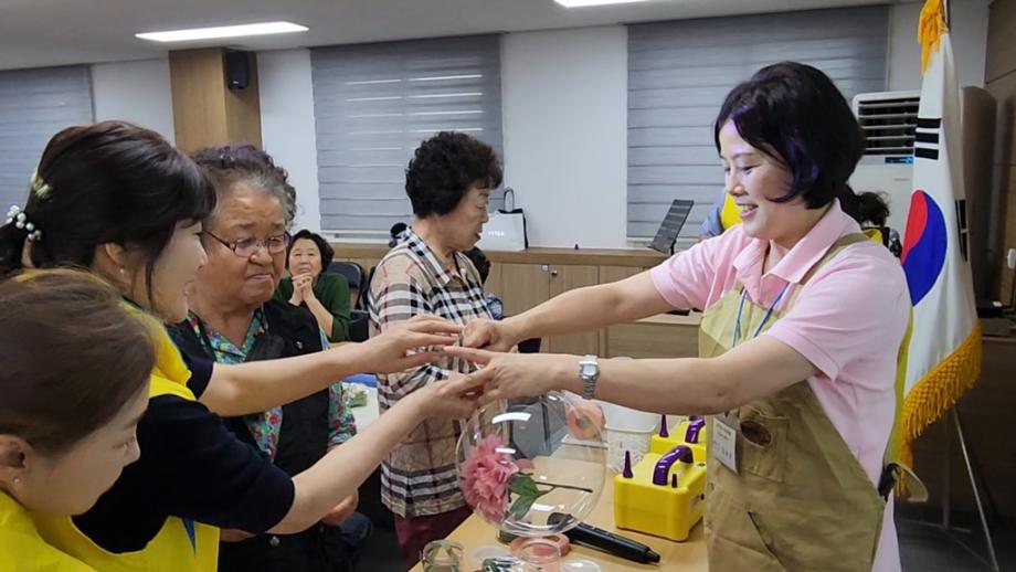 별빛봉사단, 꽃 풍선 만들기 “사랑해!” - 손가락 움직임으로 치매 예방과 이웃 간 소통 - 이미지