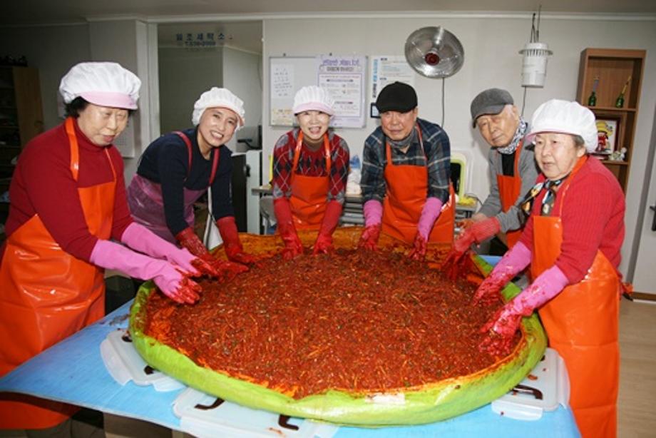 어린이집과 경로당이 함께 하는 김장 이미지