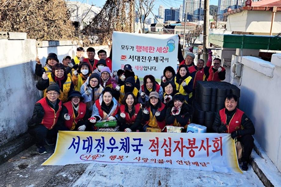 손에 손으로 긴 줄 이은 연탄 배달 이미지