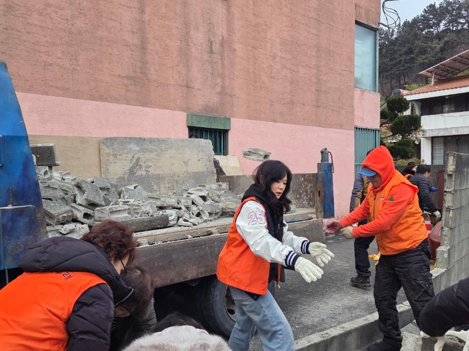 (석교동)석교동 복지만두레, 독거어르신 주거환경 개선 봉사활동 전개 이미지