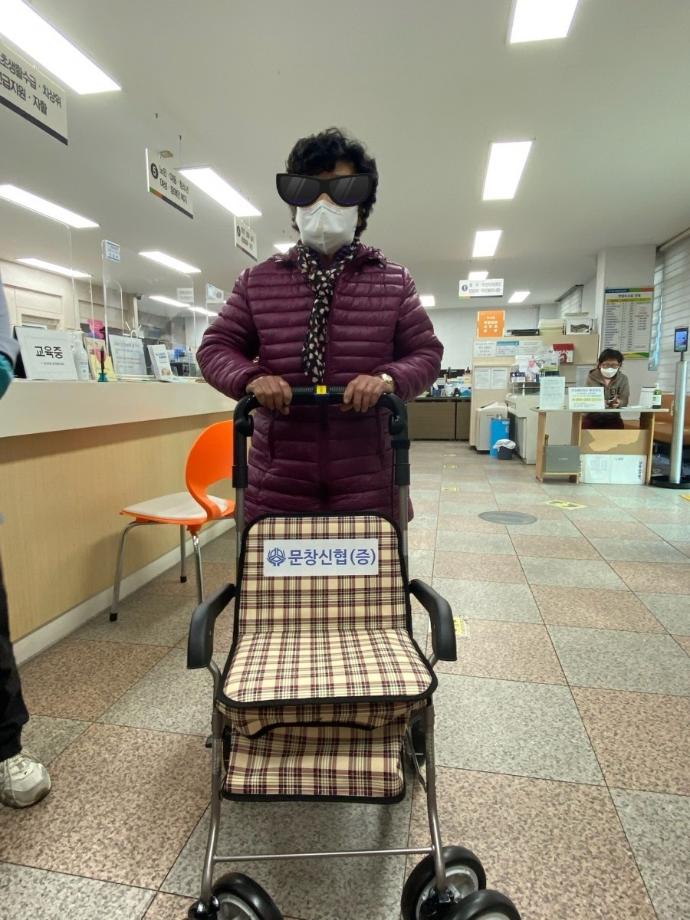 (부사동) 문창신협, 어르신들을 위한 보행보조기(실버카) 10대 기증 이미지