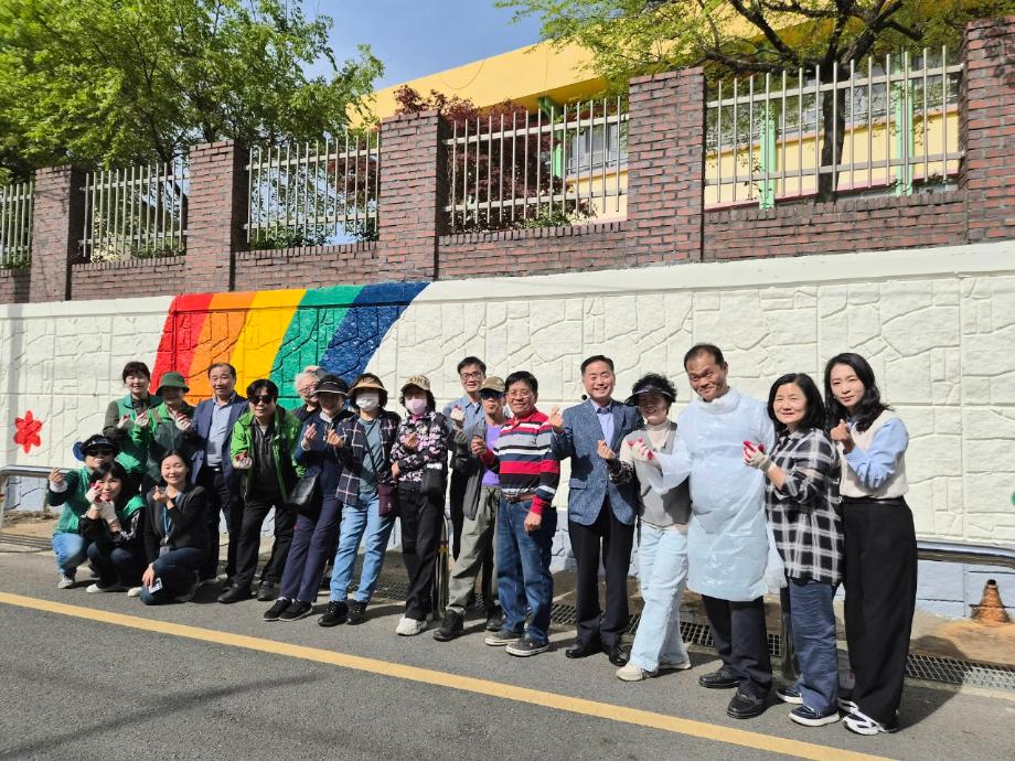 용두동, 초등학교 담장 벽화그리기 행사(주민참여예산) 이미지