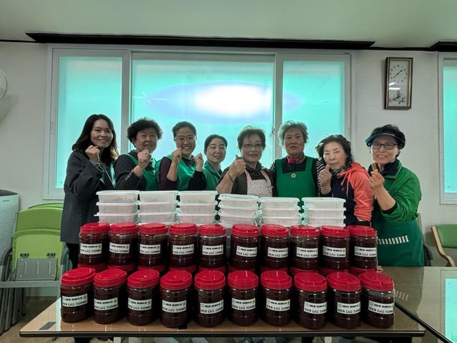 태평2동 새마을부녀회, 사랑의 고추장 담그기 이미지