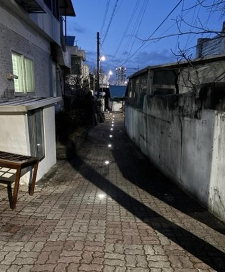골목길 밝힌 태양광 도로표지병 설치 이미지