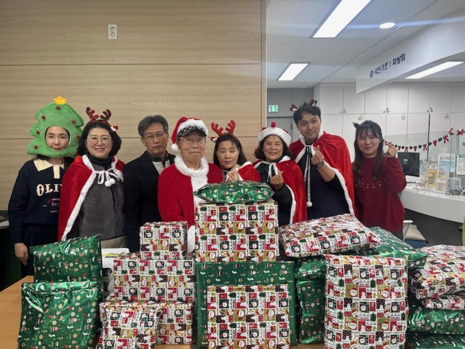 [지역사회보장협의체]'사랑의 천사나무' 선물 전달 이미지