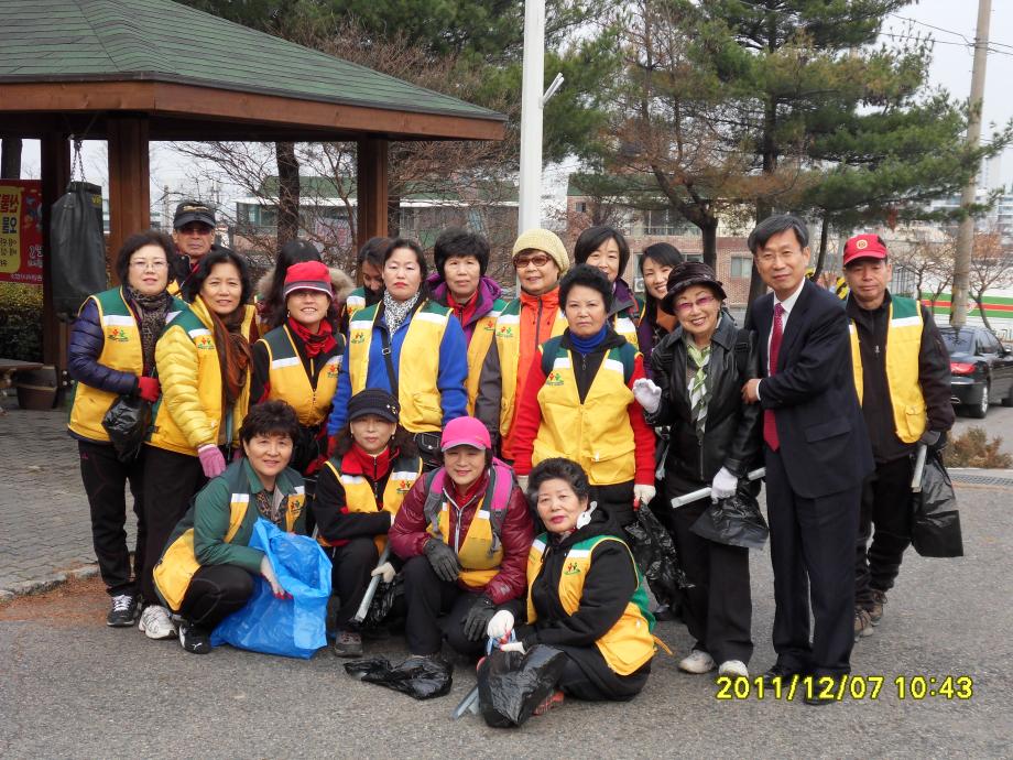 무료급식효도마차팀 환경정화 자원봉사활동 전개 이미지