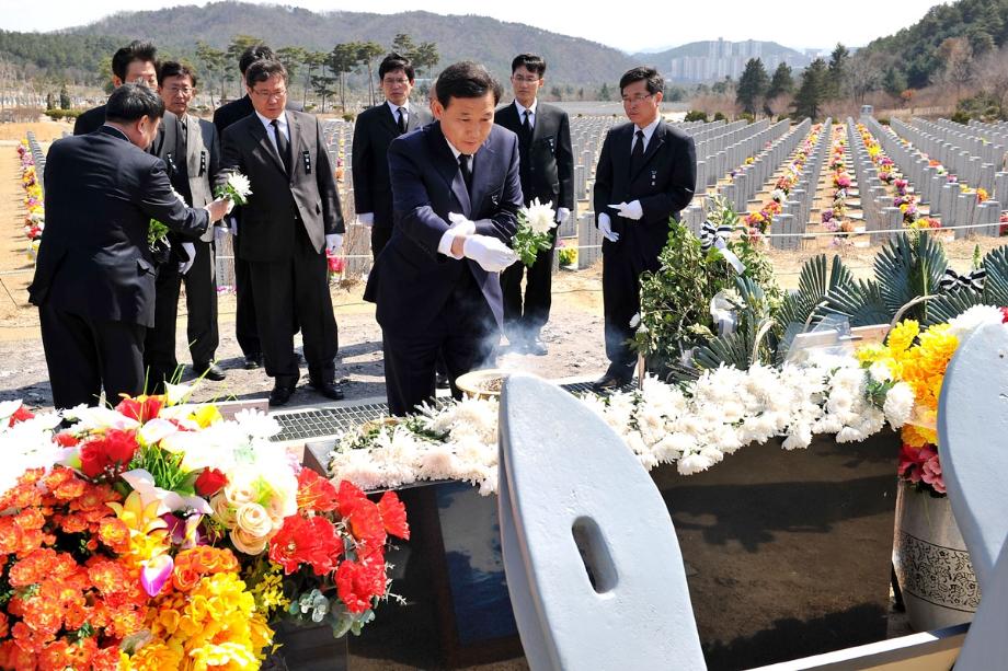 박용갑 중구청장, 천안함 용사 참배 이미지