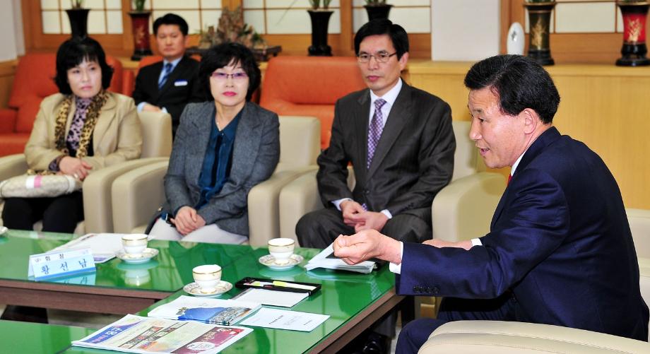 박용갑 중구청장, 행복전령사 행복메신저 격려 이미지