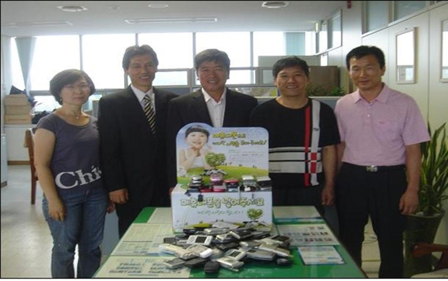 자동차 정비하며 폐휴대폰 모았어요 이미지