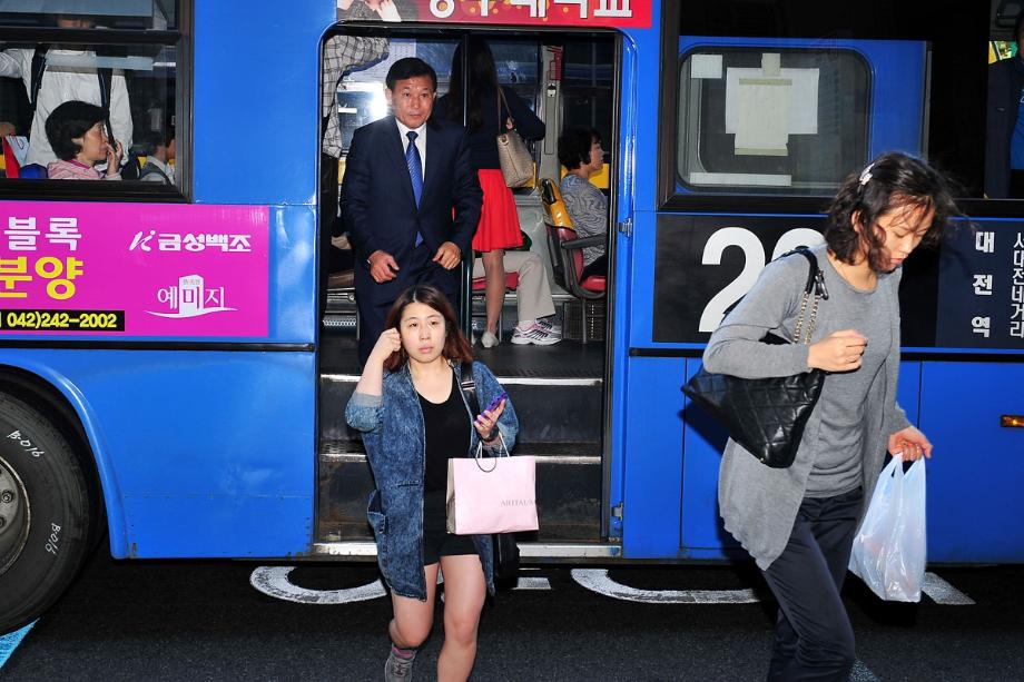 걸어서 출근하니 몸 튼튼 지구 튼튼 이미지