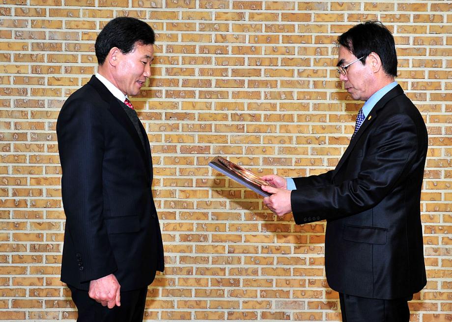 박용갑 중구청장, 감사패 수상 이미지