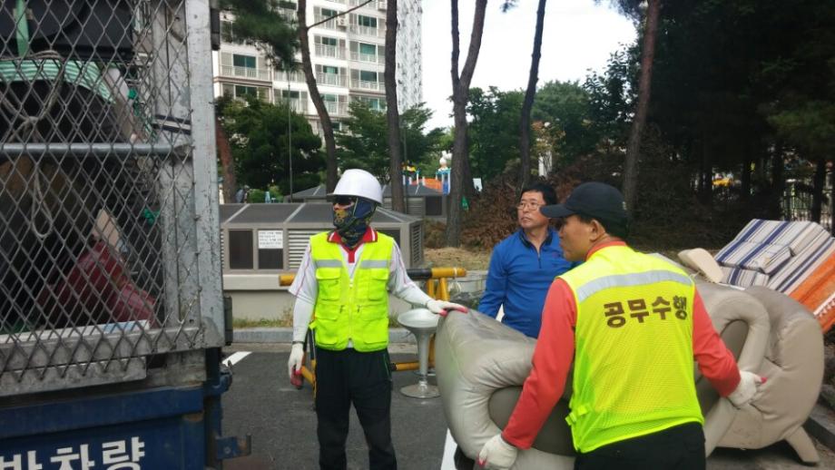 박용갑 중구청장 대형폐기물 수거 현장행정 추진 이미지