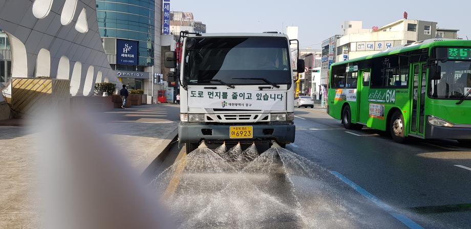 미세먼지 저감조치 발령 살수차 운행 이미지