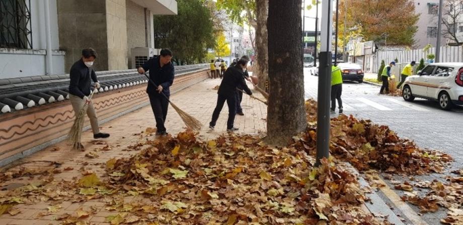 가을철 맞이 낙엽청소 실시 이미지