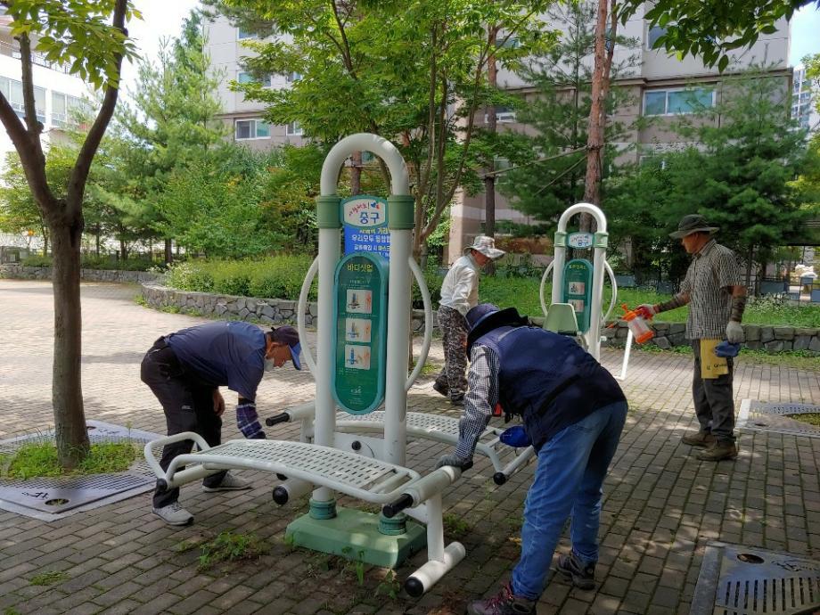 코로나바이러스 감염증 확산방지를 위한 공원내 시설물 방역 실시 이미지