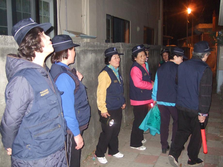 여성밤범대원 야간순찰 이미지