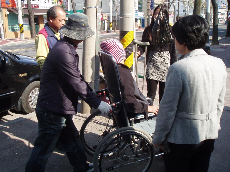 거동불편 장애인 병원동행 서비스 이미지