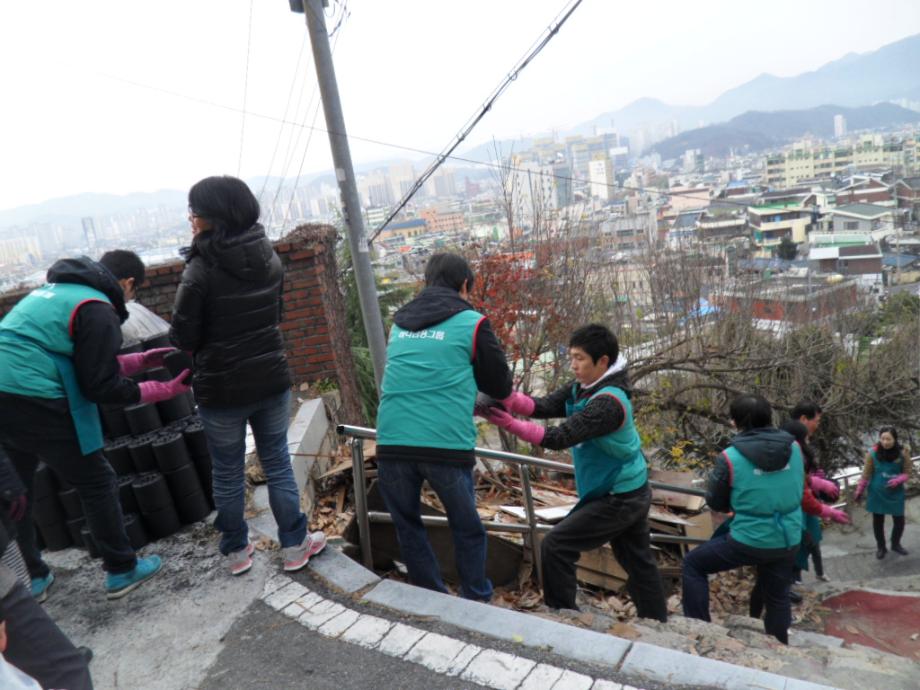 하나은행 충청사업본부 사랑의 연탄나르기 행사 이미지