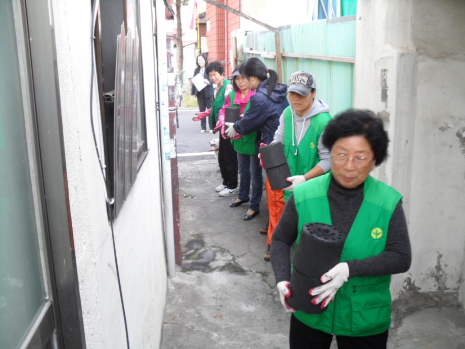 새마을협의회. 부녀회 사랑의 연탄 후원 이미지