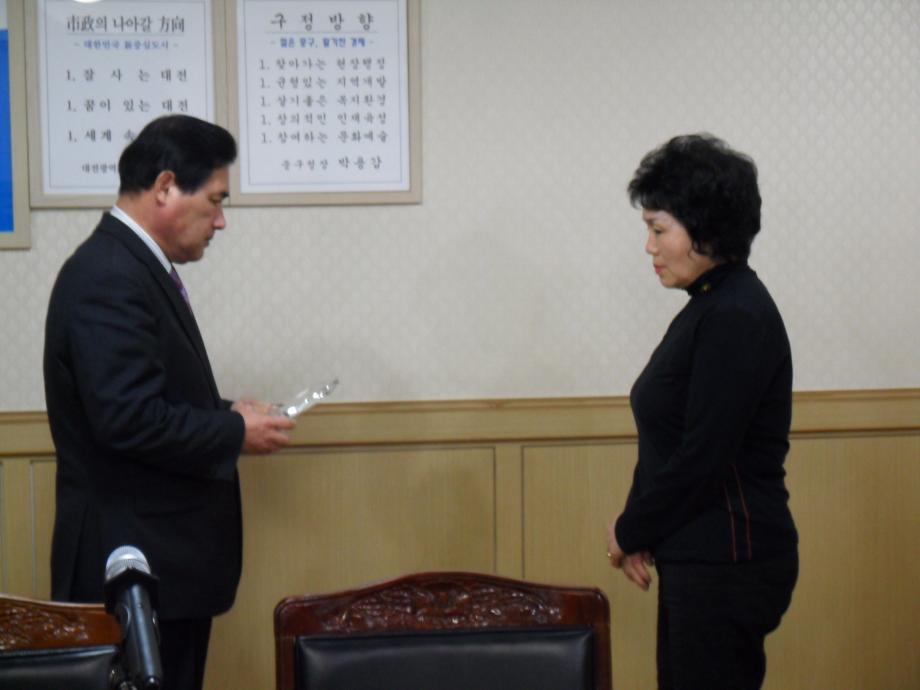 동행정 발전 유공자 감사패 수여사진입니다. 이미지