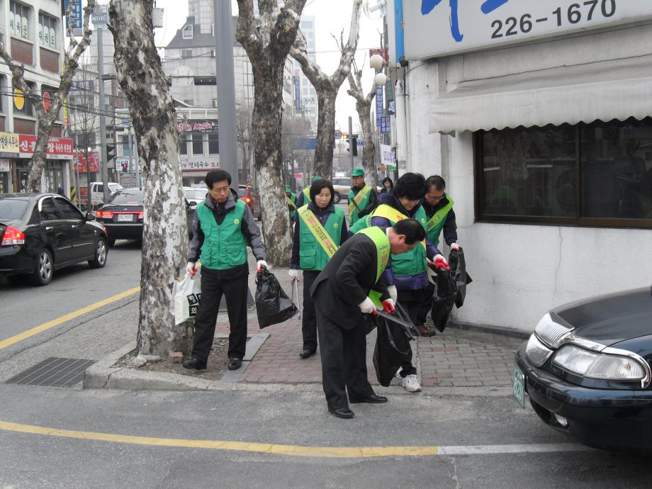 스마트시티 시범마을의 은행선화동 거리질서 캠페인 장면입니다. 이미지