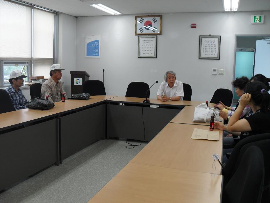 지역공동체 일자리사업 대상자와 대화 이미지