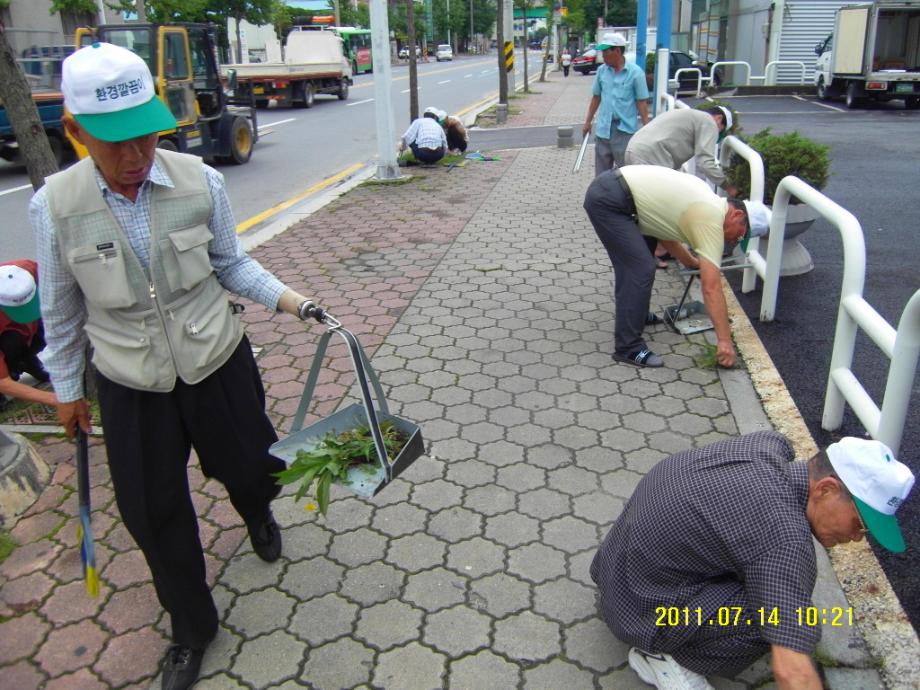 2011년 7월 경로당어르신 환경깔끔이 환경정화 활동 이미지