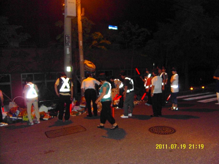2011년 7월 자율방범대 순찰 시 불법쓰레기 투기 점검 이미지