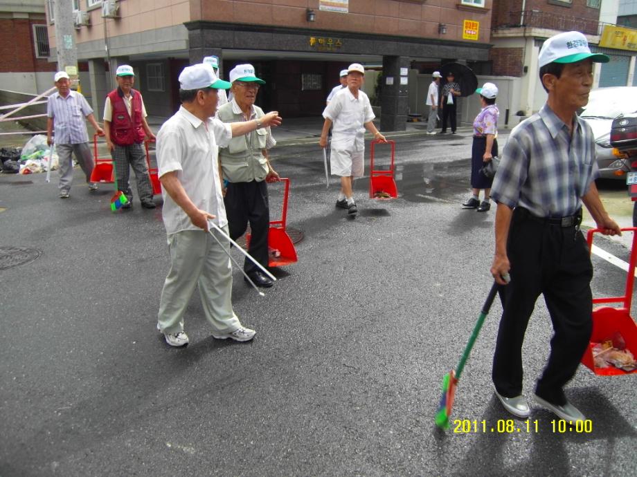 2011년 8월 용두2경로당어르신 환경깔끔이 정화활동 이미지