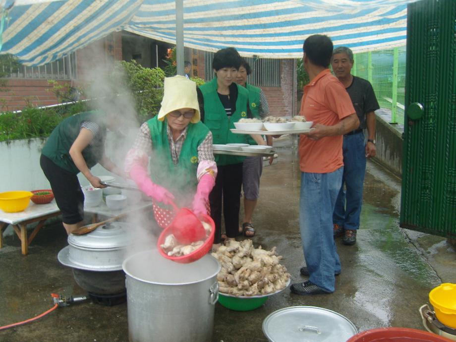 미담사례 - 중복맞이 과례경로당 삼계탕 제공 / 보문암 및 새마을부녀회 이미지