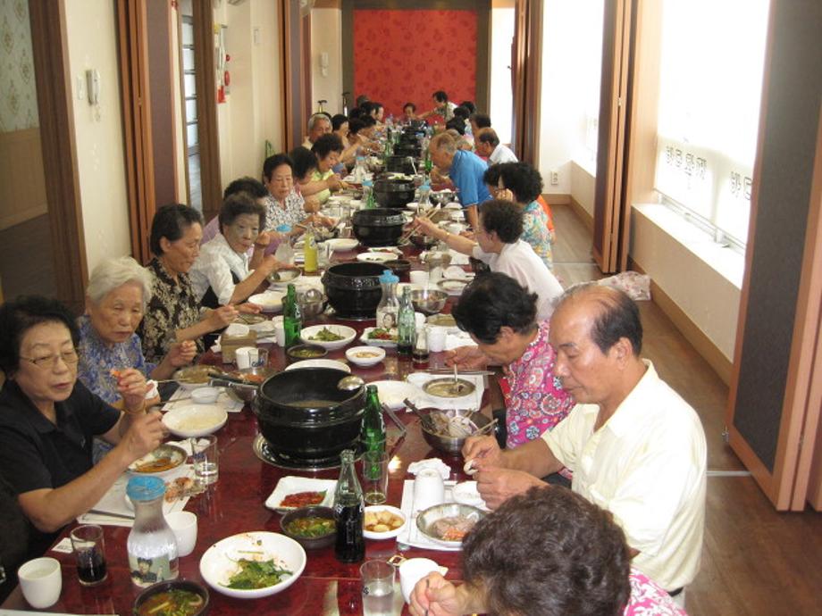 경로당 어르신 점심식사 대접 이미지