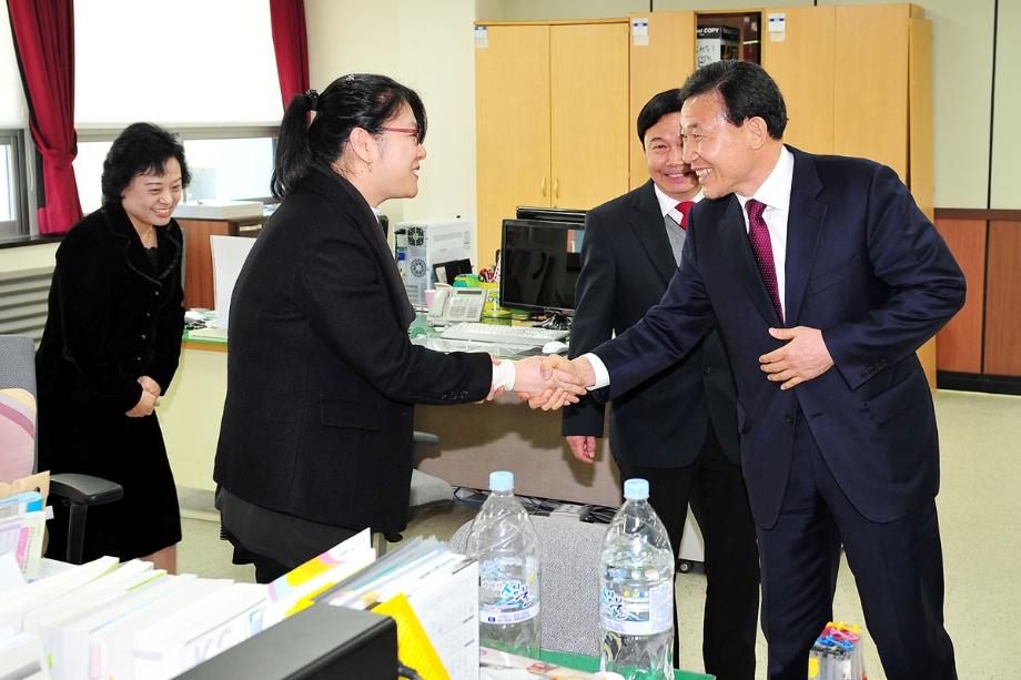 이전된 대흥동주민센터를 박용갑구청장님이 방문하셨습니다. 이미지