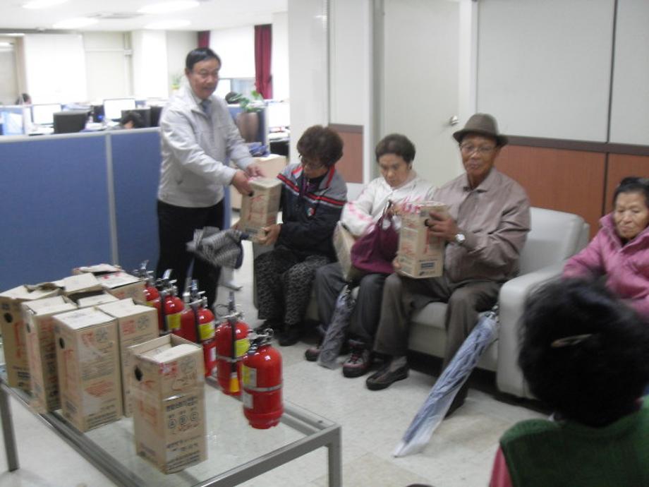 대흥동 저소득가정에 소화기 지원 이미지