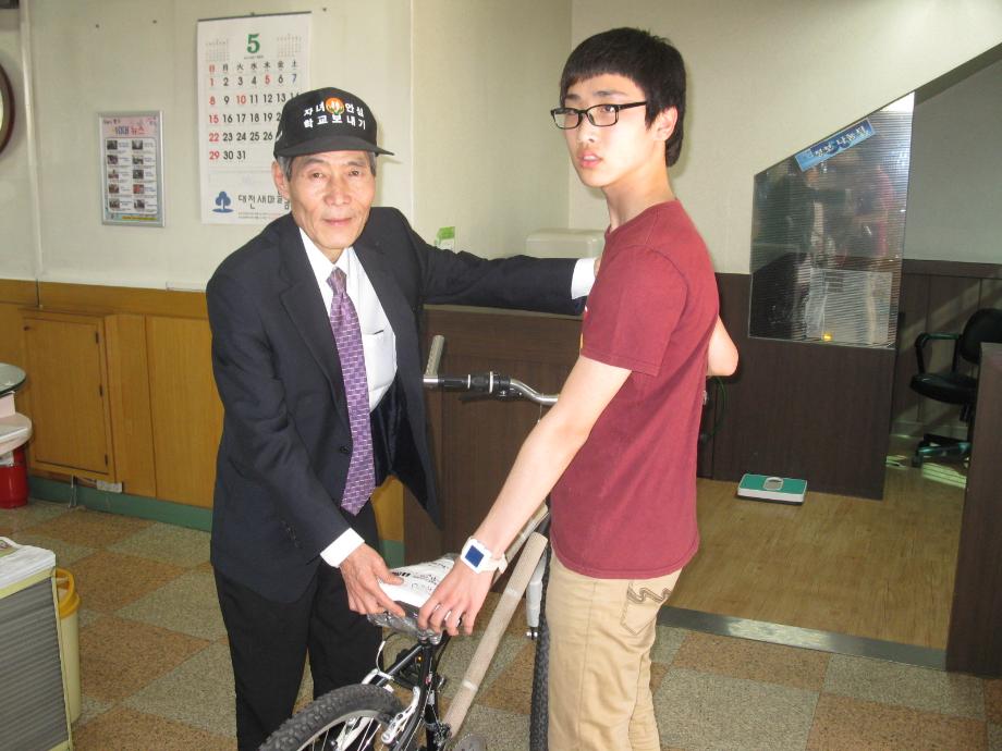 어려운 학생에게 자전거 전달 이미지