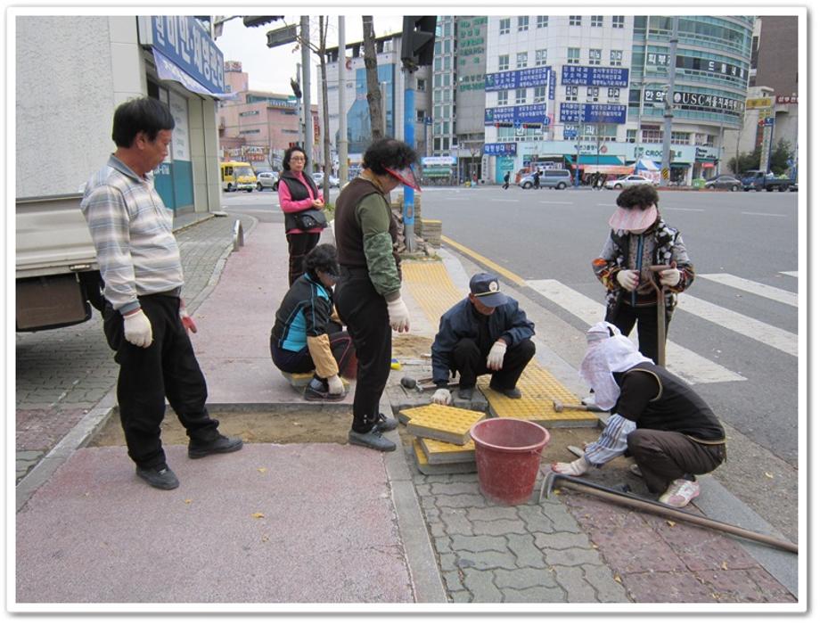 장애인용 보도블럭 교체작업 실시 이미지