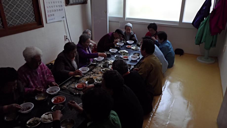 대사동 새마을부녀회 경로당 어르신 식사 봉사 이미지