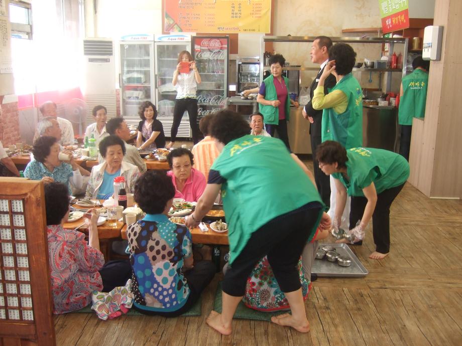 새마을부녀회 국가유공자 점심 대접 이미지