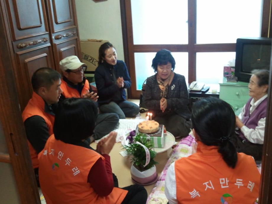 주민자치위원회, 복지만두레 「장수축하」화분 및 생일케익 전달 이미지