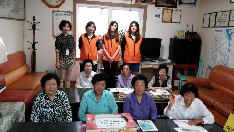 한글수업 참여 경로당 어르신 과일 전달 이미지