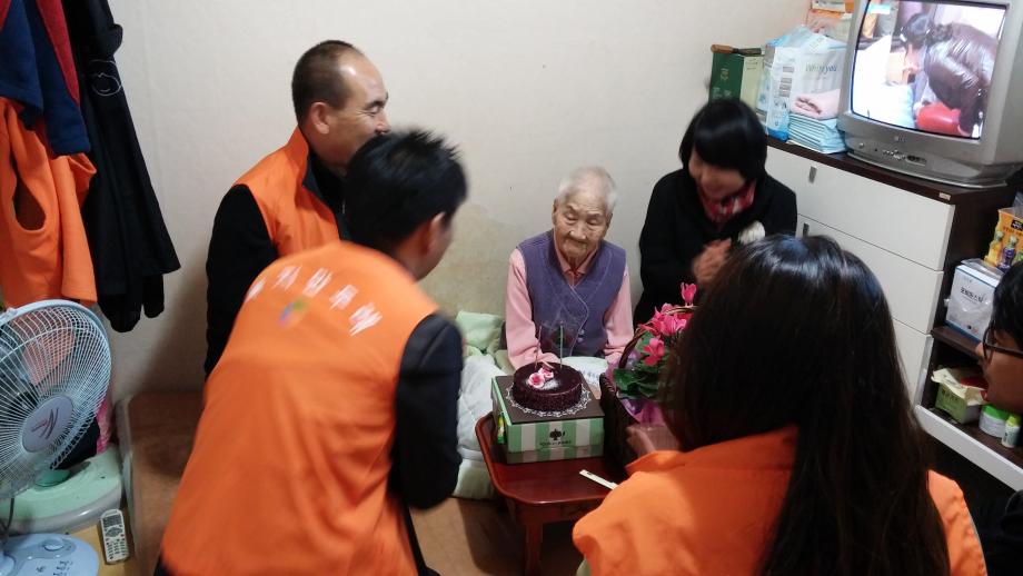 주민자치위원회,복지만두레와 함께 「장수축하 」및 생일케익. 화분 전달 이미지