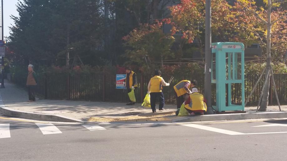 대흥동 동건참좋은경로당 노인분들이 환경정화활동 전개 이미지