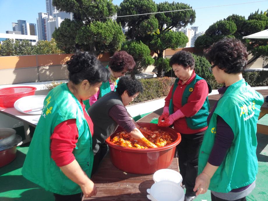 대흥동 새마을부녀회, 사랑의 밑반찬 전달 이미지