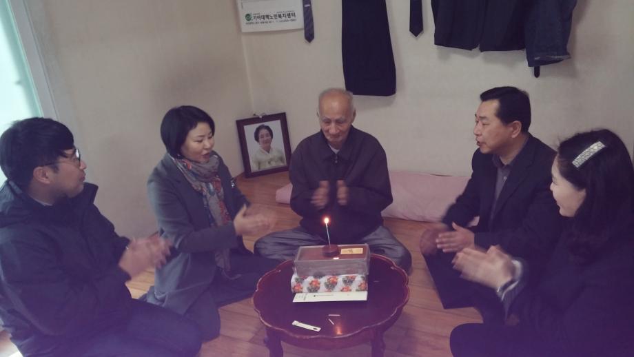 장수축하 및 생일케익 등 전달 이미지