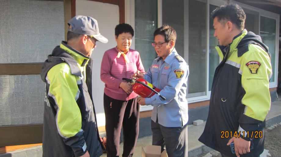 저소득층 어르신 가구 소화기 전달 이미지