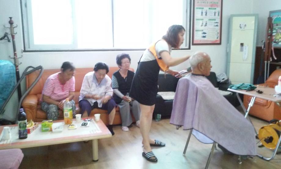 태평1동, 드림라이온스 클럽 경로당에서 이.미용봉사 및 다과 제공 이미지
