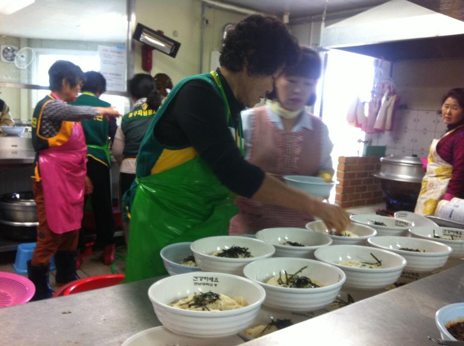 만두레봉사회, 효심정 배식 봉사 이미지