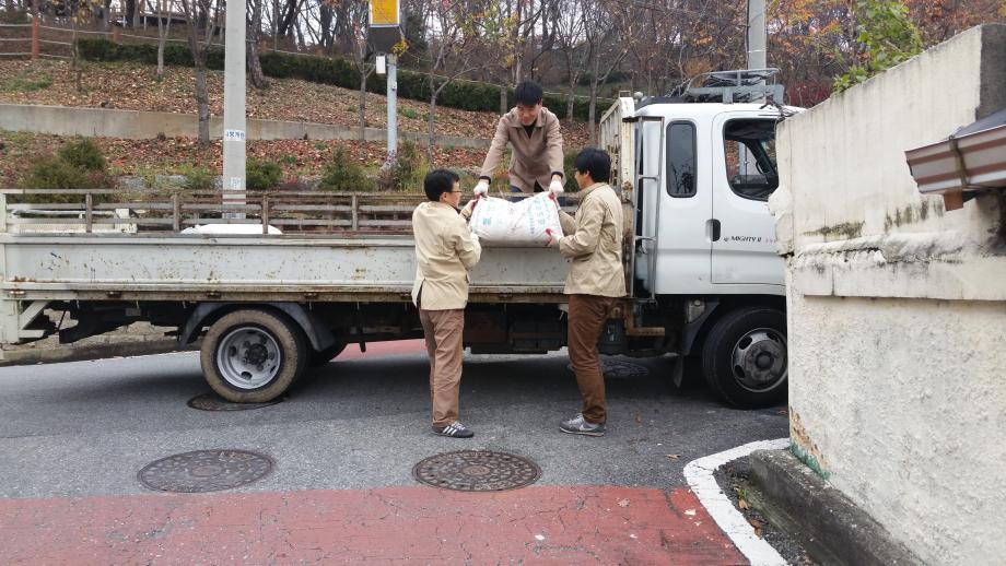 겨울철 대설대비 비탈길 위험지역 염화칼슘 및 모래주머니 비치 완료 이미지